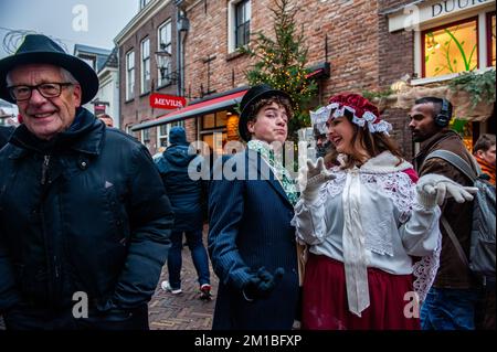 Deventer, pays-Bas. 10th décembre 2022. Un couple est vu duper les gens dans la rue comme une partie de leur performance. Chaque année, vers cette date, le monde du 19th-siècle de l'écrivain anglais Charles Dickens revit dans la belle ville hollandaise de Deventer. Plus de 950 personnages des célèbres livres de Dickens font revivre Oliver Twist, Scrooge, Marley et M. Pickwick, etc Des femmes et des hommes riches avec des chapeaux de haut défilé dans les rues. Cette année a été l'édition 30th de ce festival. (Photo par Ana Fernandez/SOPA Images/Sipa USA) Credit: SIPA USA/Alay Live News Banque D'Images