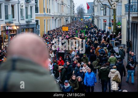 Deventer, pays-Bas. 10th décembre 2022. Des milliers de personnes ont vu arriver au Festival. Chaque année, vers cette date, le monde du 19th-siècle de l'écrivain anglais Charles Dickens revit dans la belle ville hollandaise de Deventer. Plus de 950 personnages des célèbres livres de Dickens font revivre Oliver Twist, Scrooge, Marley et M. Pickwick, etc Des femmes et des hommes riches avec des chapeaux de haut défilé dans les rues. Cette année a été l'édition 30th de ce festival. (Photo par Ana Fernandez/SOPA Images/Sipa USA) Credit: SIPA USA/Alay Live News Banque D'Images