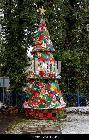 Cet arbre fait à la main se dresse dans le jardin communautaire Lymm, Cheshire. Environ 500 carrés crochetés / tricotés ont été utilisés dans sa construction Banque D'Images