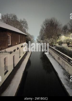 Conditions hivernales à Little Venice, Londres. De la neige et de la glace ont balayé certaines parties du Royaume-Uni, et les conditions hivernales doivent se poursuivre pendant des jours. Date de la photo: Dimanche 11 décembre 2022. Banque D'Images