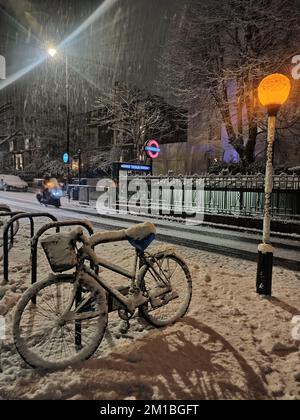 Conditions hivernales à Warwick Avenue, Londres. De la neige et de la glace ont balayé certaines parties du Royaume-Uni, et les conditions hivernales doivent se poursuivre pendant des jours. Date de la photo: Dimanche 11 décembre 2022. Banque D'Images