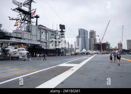 Touristes visitant le musée du porte-avions USS Midway en ville Banque D'Images