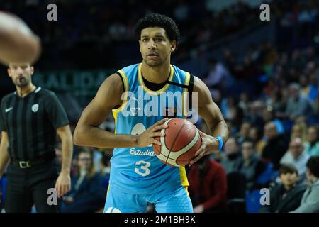 Madrid, Espagne. 11th décembre 2022. Le joueur Mark Hughes de Movistar Estudiantes vu en action pendant la ligue espagnole, Liga LEB Oro, match de basket-ball entre Movistar Estudiantes et TAU Castello au pavillon du Centre Wizink.Résultats finaux; Movistar Estudiantes 77-52 TAU Castello (photo d'Atilano Garcia/SOPA Images/Sipa USA) crédit: SIPA USA/Alay Live News Banque D'Images