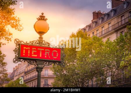 Panneau de métro Paris rétro à Montmartre, Paris au coucher du soleil, France Banque D'Images