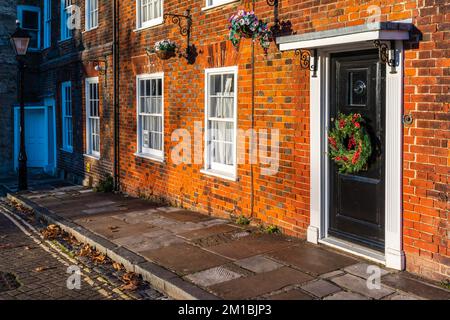 Façade de la maison à Noël dans Westgate Street située parmi les remparts médiévaux de la vieille ville de Southampton, Hampshire, Angleterre Banque D'Images