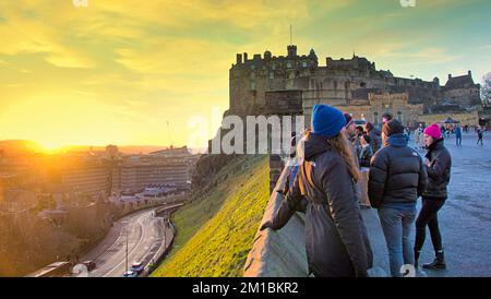 Édimbourg, Écosse, Royaume-Uni 11th décembre 2022. Météo au Royaume-Uni : les températures glaciales ont vu les touristes se coucher du soleil, car le ciel clair accompagne le temps froid avec les gens sur l'esplanade du château enregistrant le moment d'assister à la fin de la journée. Crédit Gerard Ferry/Alay Live News Banque D'Images