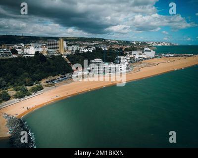 Une vue aérienne du Leas Cliff Hall et de la côte à Folkestone, Royaume-Uni Banque D'Images