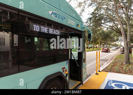 Saint-Pétersbourg, Floride, États-Unis. 2022. Nouveau bus public qui fonctionne le long de sa propre voie entre St Petersburg et St Pets Beach Florida Banque D'Images
