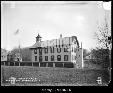 Wachusett Reservoir, ville de West Boylston, école, sur le côté sud de East main Street, de l'ouest, en haut de la rive, près de l'écurie de George L. Hyde, West Boylston, Mass., 15 décembre 1896 , ouvrages d'eau, réservoirs, structures de distribution d'eau, immobilier, écoles Banque D'Images