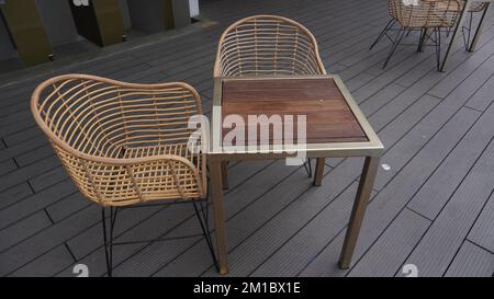 intérieur design, table et chaises de café-restaurant avec parquet Banque D'Images