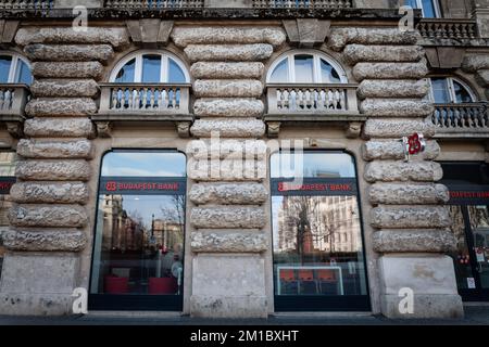 Photo d'un signe de la Banque de Budapest sur leur succursale à Budapest, Hongrie. La Budapest Bank est une banque commerciale fondée en 1987, appartenant auparavant à GE Cap Banque D'Images