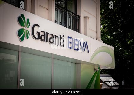 Photo d'un signe avec le logo de Garanti Bankasi pris devant leur banque locale à Istanbul, Turquie. Garanti BBVA (nom légal Türkiye Garanti Ba Banque D'Images