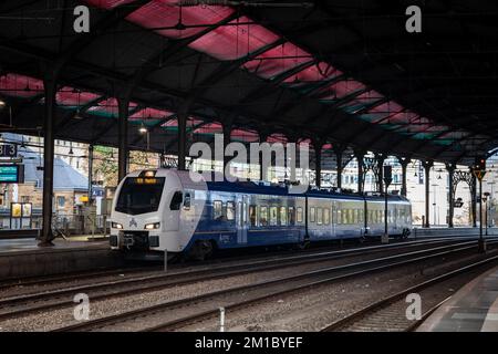 Photo d'un train Arriva, un EMU électrique, prêt pour le départ à la gare d'Aix-la-Chapelle pour un service transfrontalier d'Aix-la-Chapelle à Maastricht aux pays-Bas Banque D'Images