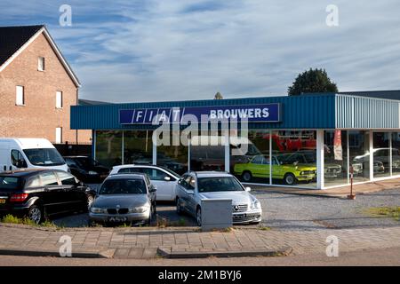 Photo du signe Fiat avec leur logo sur leur concessionnaire automobile à Eijsden, pays-bas. Fiat automobiles est un constructeur automobile italien, un su Banque D'Images