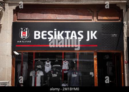 Photo d'un signe avec le logo de Besiktas sur leur boutique officielle à Istanbul, Turquie. Beşiktaş Jimnastik Kulübü, également connu simplement sous le nom de Beşiktaş, est un Banque D'Images