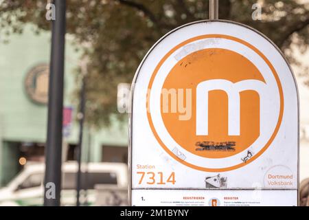 BUDAPEST, HONGRIE - 27 FÉVRIER 2022: Flou sélectif sur les vélos mol Bubi sur un rack dans une station de location de vélos de Budapest. Bubi est le bic public de Budapest Banque D'Images