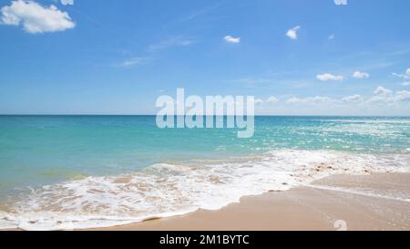 Belle plage de sable près de Ponta da Piedade Lagos en Algarve au Portugal. Banque D'Images