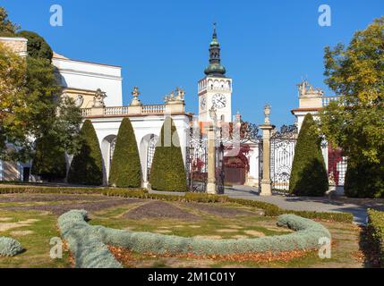 Parc du château de Mikulov avec une tour d'église, l'un des plus importants châteaux de la Moravie du Sud, vue de la ville de Mikulov, République tchèque Banque D'Images