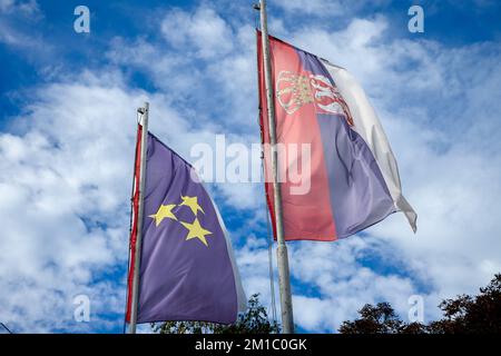 Photo du drapeau officiel de la république de Serbie, et de la province de voïvodine avec un fond de ciel bleu et de nuages. La Serbie est une nation des Balkans, moi Banque D'Images