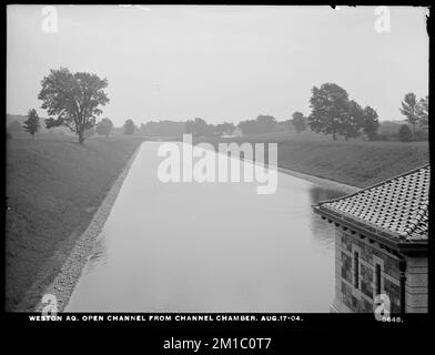 Weston Aqueduct, chenal ouvert de Channel Chamber, en direction du pont de la rue Ash, Weston, Mass., 17 août 1904 , travaux d'eau, aqueducs, portages, construction terminée Banque D'Images