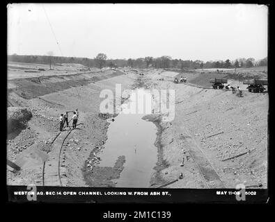 Aqueduc de Weston, section 14, chenal ouvert, vue vers l'ouest de la rue Ash, Weston, Mass., 11 mai 1903 , travaux d'eau, aqueducs, chantiers de construction Banque D'Images