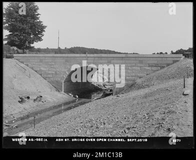 Aqueduc de Weston, section 14, pont de la rue Ash au-dessus du chenal ouvert, Weston, Massachusetts, 25 septembre 1903, travaux d'eau, aqueducs, chantiers de construction, ponts arcades, travaux de construction terminés Banque D'Images