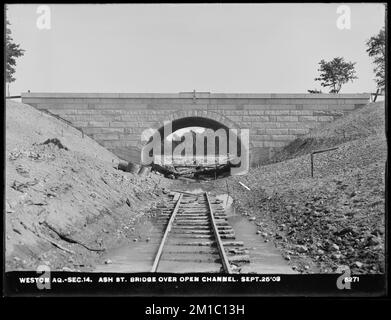 Aqueduc de Weston, section 14, pont de la rue Ash au-dessus du chenal ouvert, Weston, Massachusetts, 25 septembre 1903, travaux d'eau, aqueducs, chantiers de construction, ponts arcades, travaux de construction terminés Banque D'Images