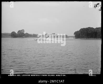 Aqueduc de Weston, réservoir de Weston, en regardant vers l'ouest de l'île, en direction du pont de la rue Ash, Weston, Mass., 17 août 1904 , travaux d'eau, réservoirs, structures de distribution d'eau, construction terminée Banque D'Images