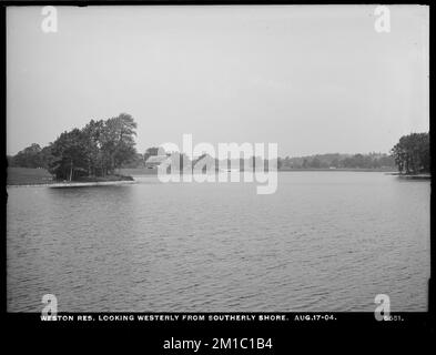 Aqueduc de Weston, réservoir de Weston, en regardant vers l'ouest depuis la rive sud, vers le pont de la rue Ash, Weston, Mass., 17 août 1904 , travaux d'eau, réservoirs, structures de distribution d'eau, construction terminée Banque D'Images