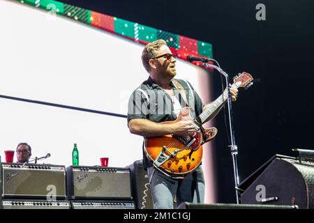 Inglewood, États-Unis. 11th décembre 2022. DaN Auerbach des Black Keys pendant le KROQ presque acoustique Noël au Forum Kia sur 10 décembre 2022, à Inglewood, Californie (photo par Daniel DeSlover/Sipa USA) crédit: SIPA USA/Alay Live News Banque D'Images