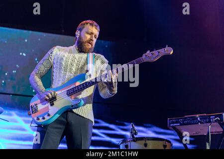 Inglewood, États-Unis. 11th décembre 2022. Ben McKee d'imagine Dragons pendant le KROQ presque acoustique Noël au Forum Kia sur 10 décembre 2022, à Inglewood, Californie (photo par Daniel DeSlover/Sipa USA) crédit: SIPA USA/Alay Live News Banque D'Images