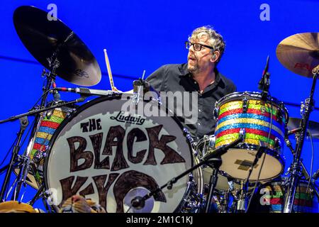 Inglewood, États-Unis. 11th décembre 2022. Patrick Carney des Black Keys pendant le KROQ presque acoustique Noël au Forum Kia sur 10 décembre 2022, à Inglewood, Californie (photo par Daniel DeSlover/Sipa USA) Credit: SIPA USA/Alay Live News Banque D'Images