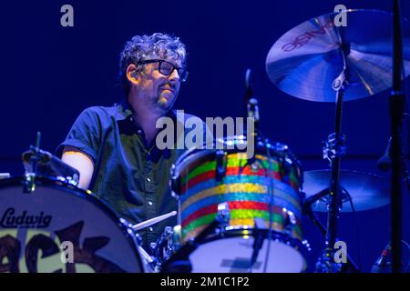 Inglewood, États-Unis. 11th décembre 2022. Patrick Carney des Black Keys pendant le KROQ presque acoustique Noël au Forum Kia sur 10 décembre 2022, à Inglewood, Californie (photo par Daniel DeSlover/Sipa USA) Credit: SIPA USA/Alay Live News Banque D'Images