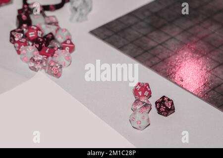 Ensemble de dés polyédriques utilisés pour des jeux de rôle tels que les dragons de Dungeons. Un nouveau classique pour 2023 en Viva Magenta. Concept de couleur de l'année. Banque D'Images