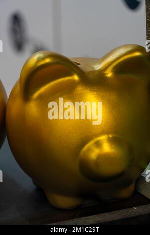 Golden Piggy Bank isolé sur fond blanc Banque D'Images