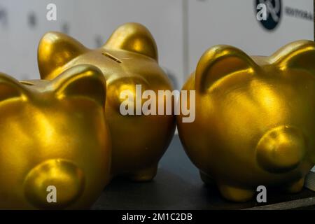 Golden Piggy Bank isolé sur fond blanc Banque D'Images