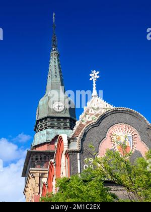 Photo de la tour de l'hôtel de ville de Subotica pendant l'après-midi. L'hôtel de ville de Subotica est situé à Subotica, dans la province de Voïvodine an Banque D'Images