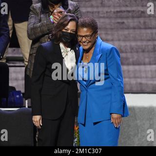 Los Angeles, États-Unis. 11th décembre 2022. Karen Bass s'adresse à des partisans après avoir été assermentée comme maire de Los Angeles par le vice-président Kamala Harris (L), un ami de longue date et ancien procureur général de Californie, au Microsoft Theatre de Los Angeles dimanche, 11 décembre 2022. Photo de Jim Ruymen/UPI crédit: UPI/Alay Live News Banque D'Images