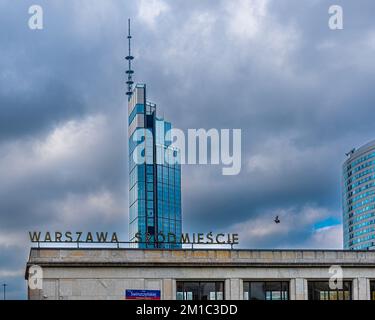 La gare de Varsovie Śródmieście est une gare de Varsovie, en Pologne, dans le quartier de Śródmieście. Banque D'Images