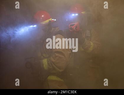 221208-N-PA221-1288 OCÉAN PACIFIQUE (8 DÉCEMBRE 2022) ÉTATS-UNIS Les marins de la Marine combattent un tir simulé lors d'un exercice de quartier général à bord du porte-avions USS Nimitz (CVN 68). Nimitz mène actuellement des opérations de routine. (É.-U. Photo de la marine par le spécialiste des communications de masse 3rd classe Kevin Tang) Banque D'Images