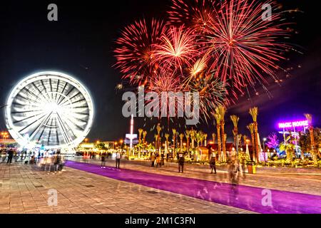 Koweït, Koweït. 11th décembre 2022. Les gens apprécient leur séjour au Winter Wonderland Koweit, dans le gouvernorat de Hawalli, au Koweït, le 11 décembre 2022. Credit: Asad/Xinhua/Alay Live News Banque D'Images