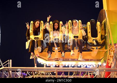 Koweït, Koweït. 11th décembre 2022. Les gens apprécient leur séjour au Winter Wonderland Koweit, dans le gouvernorat de Hawalli, au Koweït, le 11 décembre 2022. Credit: Asad/Xinhua/Alay Live News Banque D'Images