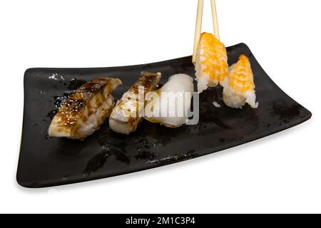 Découpe de sushi de saba et grill aux crevettes avec plat sur blanc isolé. Banque D'Images