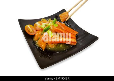 Salade épicée de saumon et de bâtonnets de crabe imitation, nourriture japonaise sur blanc isolé. Banque D'Images