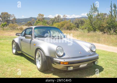 1981 Porsche 911 (930) coupe sportive dans un cadre rural australien. Banque D'Images