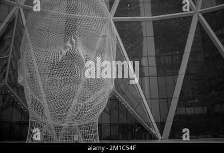 Calgary, Alberta / Canada - 27 décembre 2022: Wonderland Sculpture par Jaume Plensa sous la neige Banque D'Images