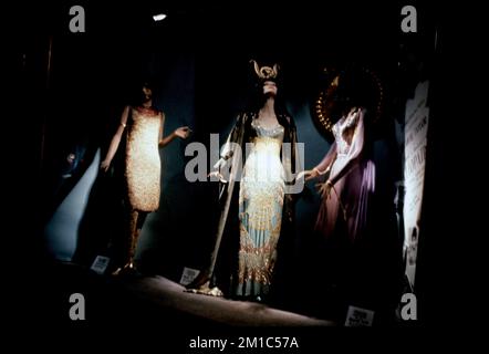 Fenêtre avec mannequins montrant des costumes portés par Elizabeth Taylor dans 'Cleopatra' , costumes, mannequins, Taylor, Elizabeth, 1932-2011, Cleopatra Motion Picture : 1963. Collection Edmund L. Mitchell Banque D'Images