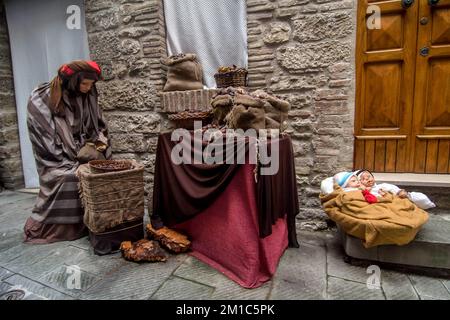 Scène de la Nativité dans les rues médiévales du quartier de San Martino dans la ville de Gubbio (Pérouse) avec des statues grandeur nature. (Photo de Patrizia Corteltessa/Pacific Press) Credit: Pacific Press Media production Corp./Alay Live News Banque D'Images