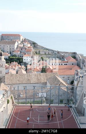 Terrain de basket-ball dans les remparts de la vieille ville de Dubrovnik Croatie Banque D'Images