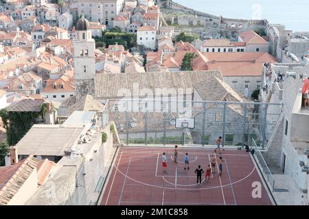 Terrain de basket-ball dans les remparts de la vieille ville de Dubrovnik Croatie Banque D'Images